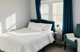 The Sunset Getaway, Modern 3BR w Deck Minutes from I-65, Fenced Yard - Foto 7