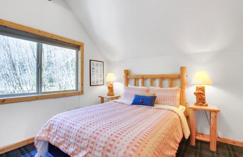 Peaceful Rhododendron Cabin with Fire Pit and Hot Tub! - Foto 19