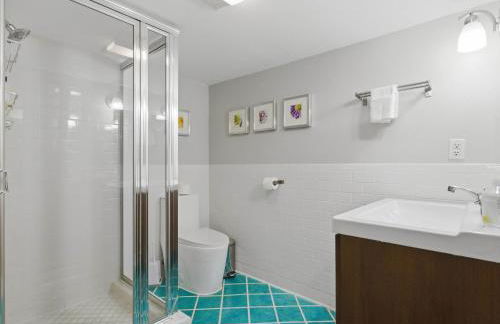 Charming 4BR Bungalow - Steps to Clarendon METRO - Foto 29