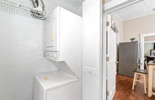 Charming and Historic Bungalow Near All - Foto 23