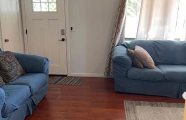 Cozy Home with Sparkling Pool/Pet Friendly - Photo 18