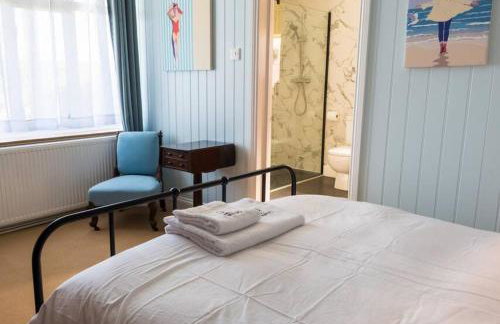 Beachside period family home. 5 BR spacious, comfortable. - Photo 37