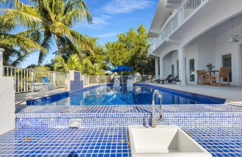 NEW LISTING! Reel Joy Waterfront Luxe with Pool and Private Dock home - Foto 46