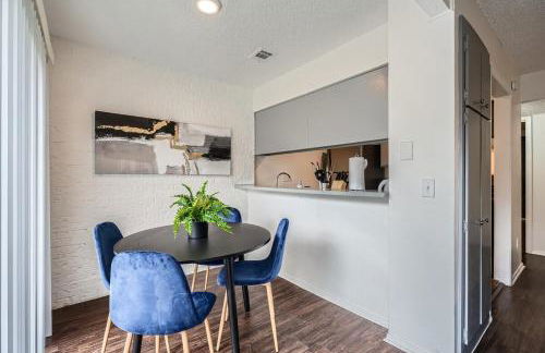 Your Modern King Suite Getaway - Sleeps 4 - Pool, Prkg - Foto 11