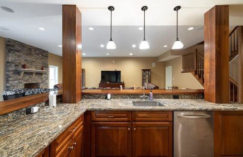 Riverbend Lodge Spacious Riverfront Home with Hot Tub Pool & Mountain view - Foto 74