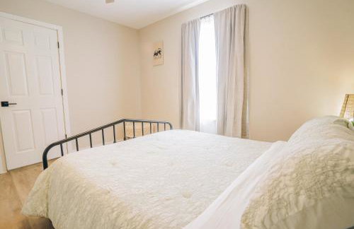 City Retreat - 4 Bedroom Oasis with King & Private Yard near Downtown - Foto 27