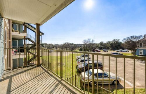 Polished King Getaway - Sleeps 4 - Pool, Prkg - Foto 16