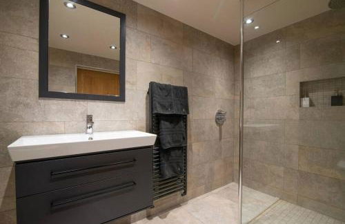 Luxury Coach house next to woodland in Knutsford - Photo 11