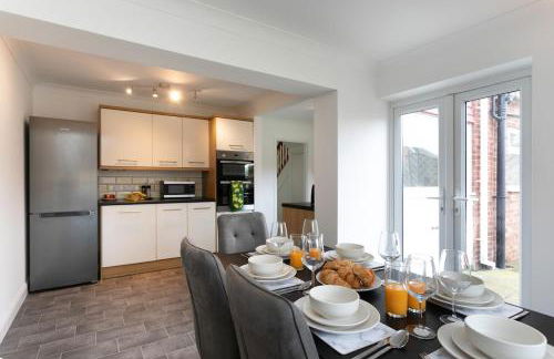 Cosy 4-BDR Family-Friendly House in North Hykeham, with High Speed Free WiFi, Secure Parking, Sleeps Up to 7, Long-Term Stays Allowed! - Foto 4