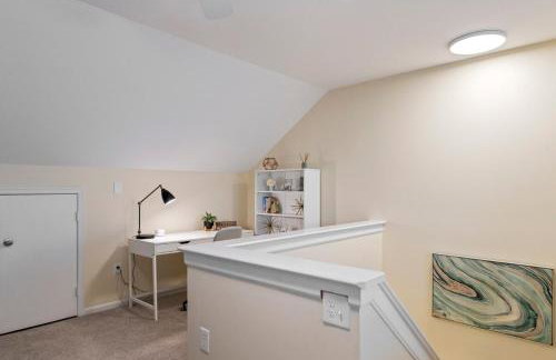 Lakeside Stay Metro, INOVA, Dining & Shops Nearby! - Foto 24