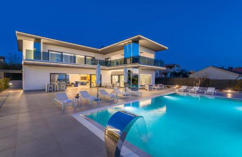 Villa Sara for 10 people near Novigrad with sea view and salt- water pool - Foto 1