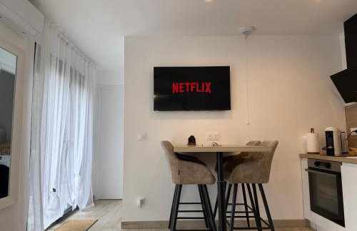 Le Balcon petit extérieur Idéal familles & couples à 10 min Disneyland Paris avec lit Queen size & parking privé - Foto 6