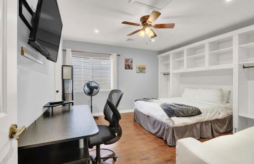 Tropical 4BR Oasis with Pool and Jacuzzi Near Strip - Photo 11