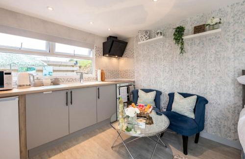 Adorable private couples retreat with hot tub - Photo 25