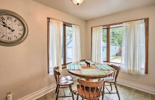 Walkable Lake Elkhart Apt Dine, Shop, Swim! - Foto 11