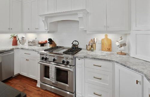 Luxury 5 BR 4 Bath, Hot Tub, Outdoor Kitchen, Across Street from Kyle Field! - Foto 42