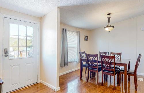 Riverfront Stay Sleeps 6 Deck Firepit Water View - Foto 8