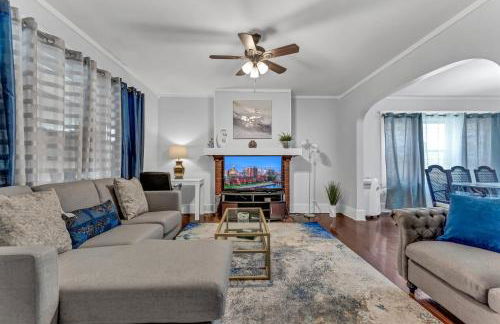 Renovated Main Floor Large 3 Bed House - Photo 2