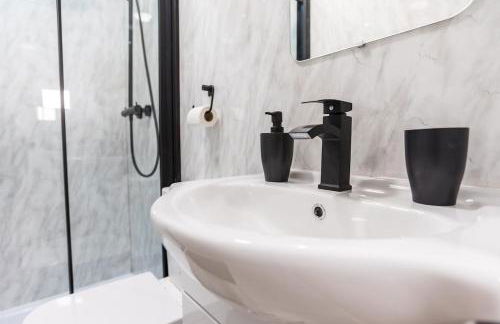 4 Bed Home sleeps 7 close to Cheshire Oaks Princes Rd - Photo 34