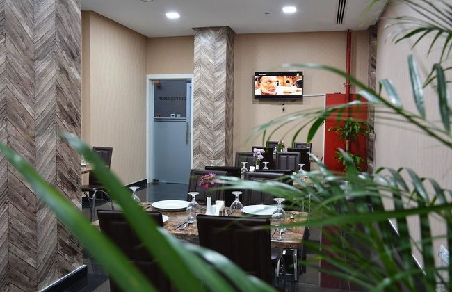 President Waves - Photo 30