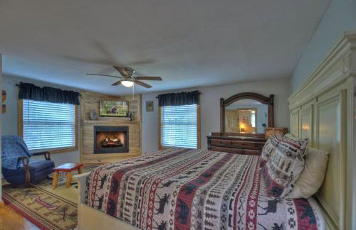 Bear Naked Hideaway - Relax in the hot tub with sounds from the nearby creek - Foto 17