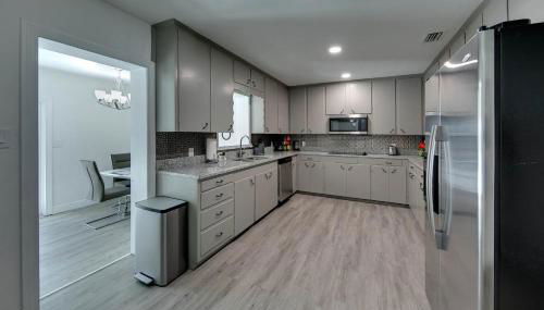 Spacious Home Sleeps 16 - Private Pool Near IMG - Foto 5