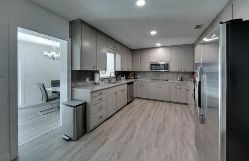 Spacious Home Sleeps 16 - Private Pool Near IMG - Foto 5