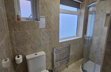 Spacious 3 Bed House with Garden,On-site Free Parking,WIFI - Foto 8