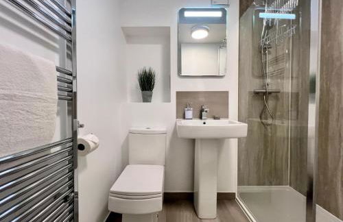 Borage House- Crawley,3BR House, Wifi, Parking, Close to Gatwick Airport, Contractor friendly, short and long term stays welcome - Foto 61