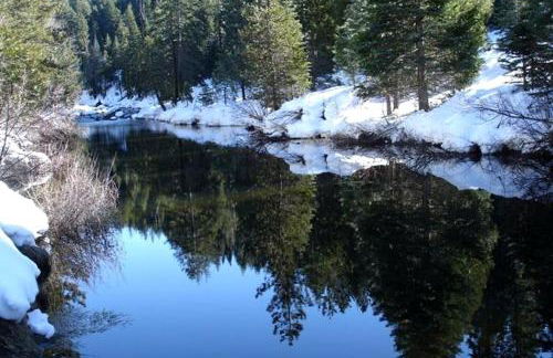 Spacious Riverfront Cabin Rental Perfect for Large Groups near Sonora, California - Foto 12