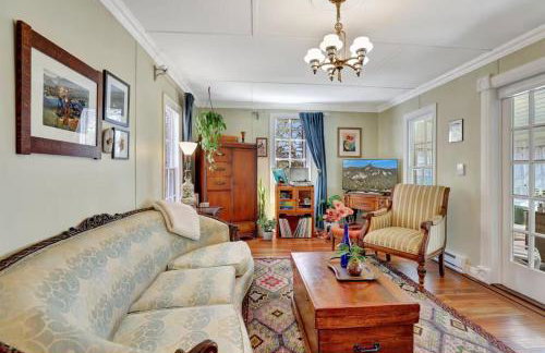 Timeless Pineview Cottage Hot Tub & Pet Friendly - Photo 14