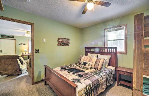 Wooded Danbury Cabin with Grill and Fire Pit! - Foto 13