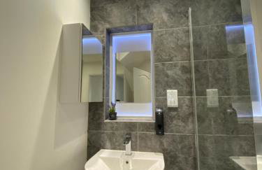 Modern 2 bedroom apartment, with car parking. - Foto 7