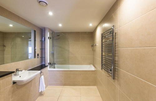 Zone 1 Modern 2 Bed 2 Bath Apt with outdoor space Hyde park - Foto 17