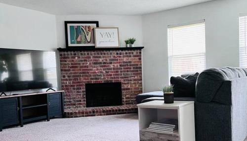 Cheerful 3 Bedroom Vacation Home - Photo 3