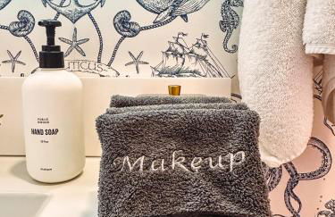 Dolly's Yacht Club - Cozy Retreat Near Broadway - Foto 26