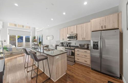 NEW Elegant Downtown Escape with Modern Comforts - Foto 27