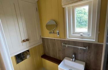 The Old Post Office - Luxurious Shepherds Hut 'Far From the Madding Crowd' based in rural Dorset. - Photo 4