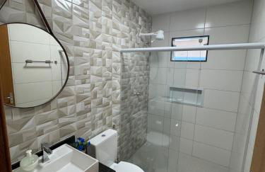 ESPAÇO PÉROLA GUANABARA, 70 Metros do Mar, 4 Suítes independentes COM AR, Área Gourmet Integrada com Piscina,Churrasqueira, 900 Metros de CASTELHANOS, ideal para FAMÍLIAS E AMIGOS - Foto 9