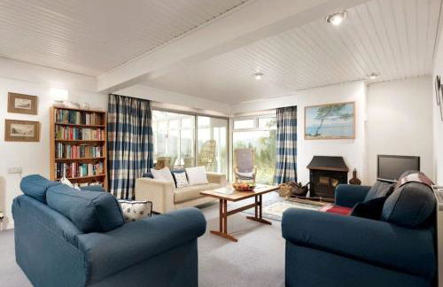 Stunning River Views, Tranquil Split-Level House, Private Garden & Parking - Foto 1