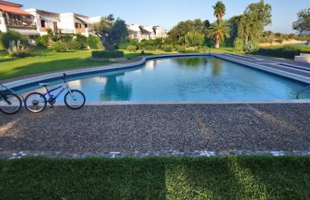 Architect designed house with pool and private beach - Photo 22