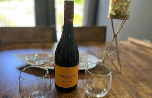 Cozy Retreat with Private Backyard Oasis - Foto 1