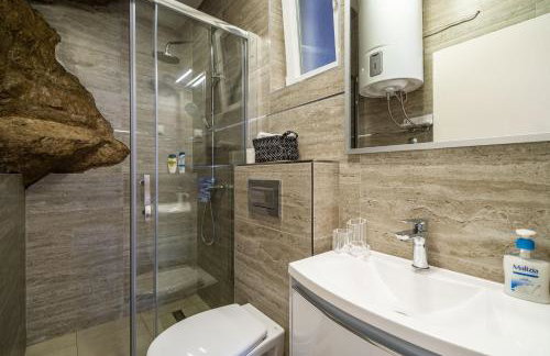 Hidden Gem Apartment - Photo 13