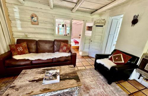 Log Casita Overlooking Pond and Waterfall near Taos, New Mexico - Foto 18