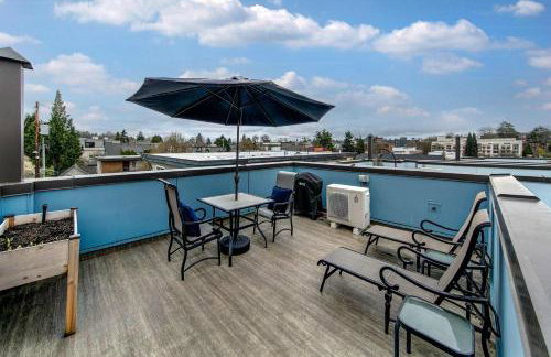 Lake & City View Modern Retreat w AC - Photo 26