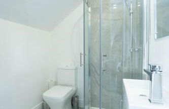 Entire Modern Home with Private Parking for 6/8 Persons - Photo 11