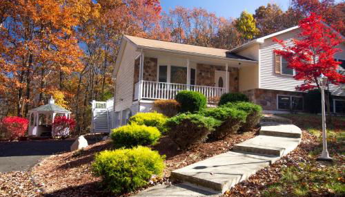 Stunning Poconos Villa- Hot Tub, Pool, Game Room, BBQ & more - Foto 5