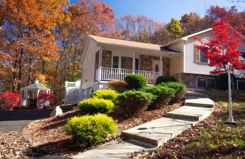 Stunning Poconos Villa- Hot Tub, Pool, Game Room, BBQ & more - Foto 5