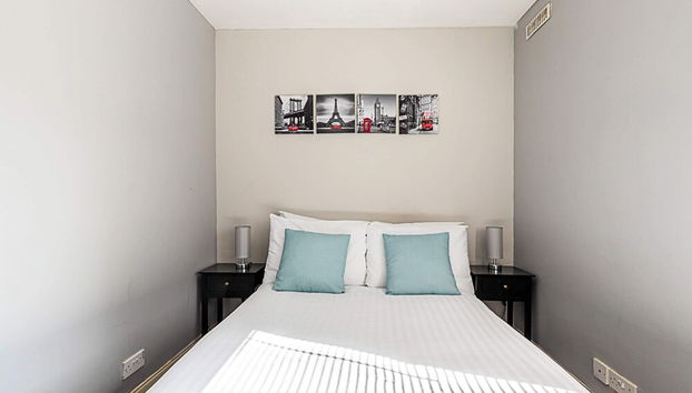 Stylish City Retreat - Photo 4, Room