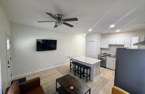 Newly Renovated 2 Bedroom - A Seasoned SuperHost - Photo 2